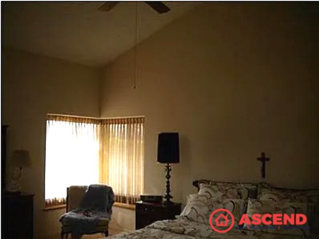 Building Photo - Cozy 3BD/2BA Home in Bakersfield's 93308 — Fireplace & Pets Welcome!