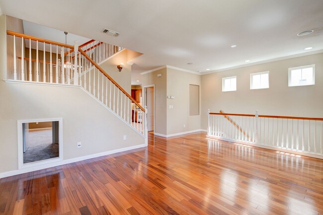 Building Photo - DETACHED HOME NEAR THAMIEN PARK