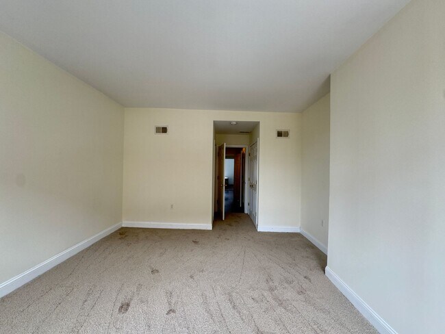 Building Photo - Inviting 3-Bedroom Single Family Townhome ...