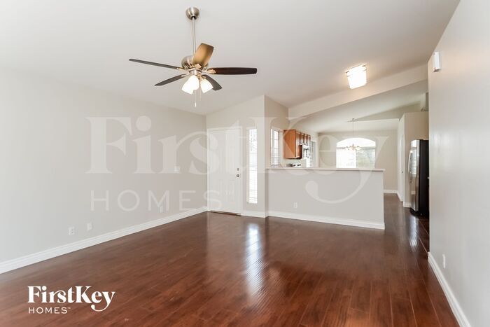 Building Photo - 8518 E Clovis Ave