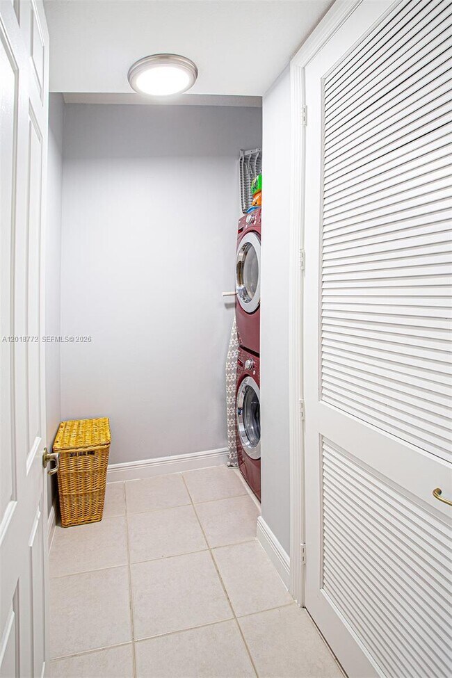 Building Photo - 2412 Venetian Way