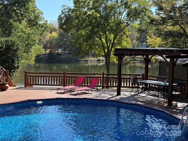 Primary Photo - 1011 Lakeshore Dr