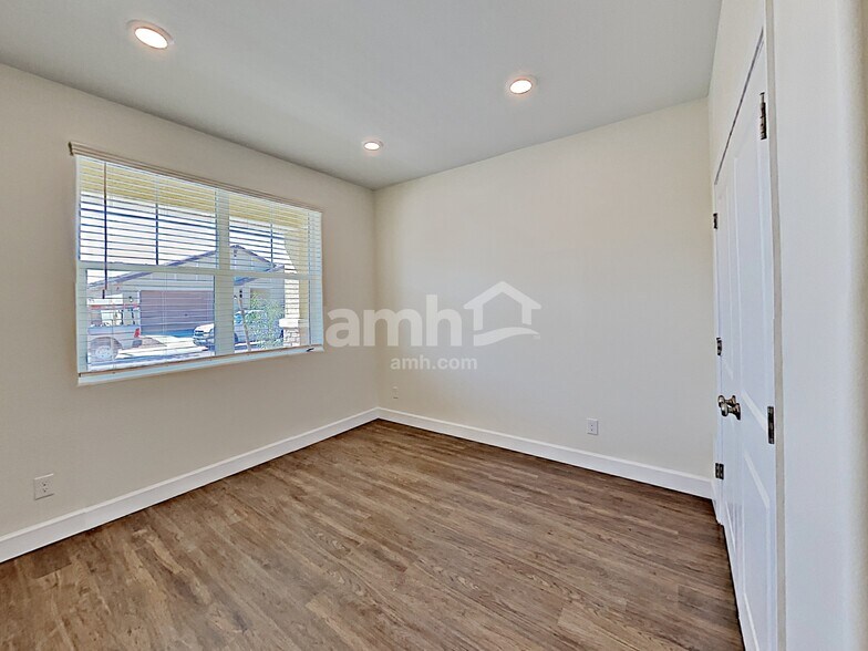 Building Photo - 5938 W Columbine Dr