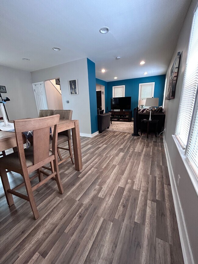 Building Photo - 42 Ella St