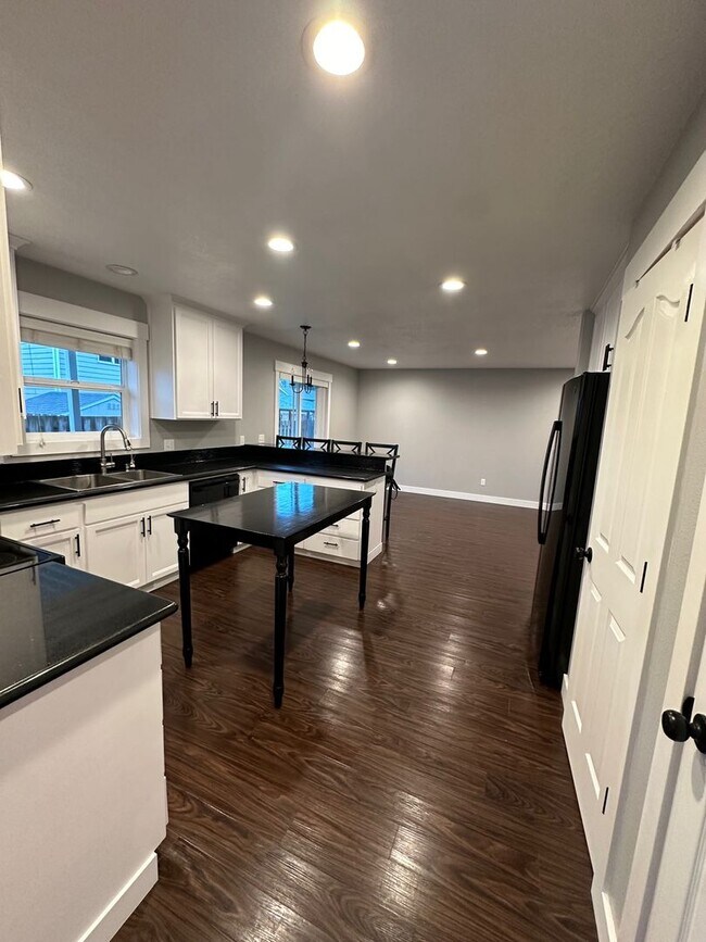 Building Photo - 4 Bedroom House Available in Hammond!
