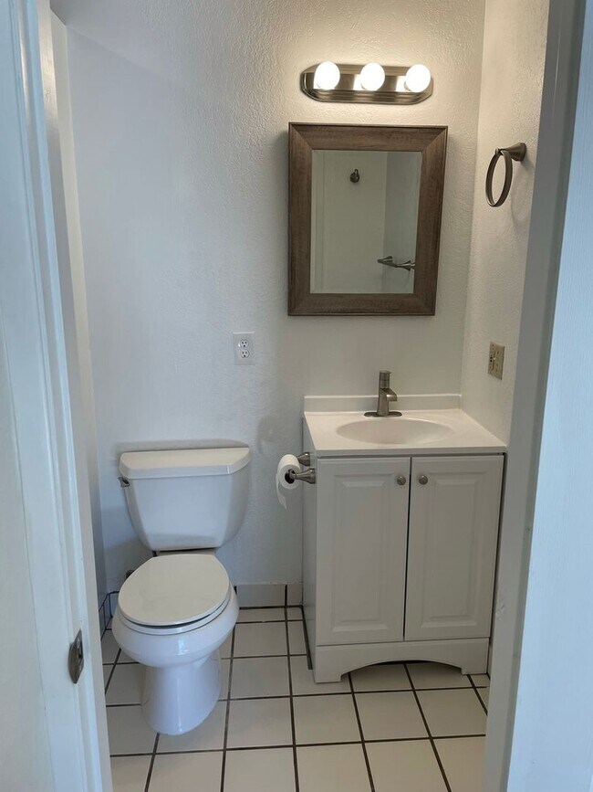 Building Photo - Large Upstairs Studio with Utilities Paid