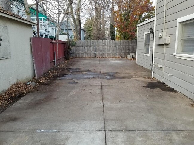 Building Photo - GREAT DOWNTOWN LOCATION!! GATED PARKING!