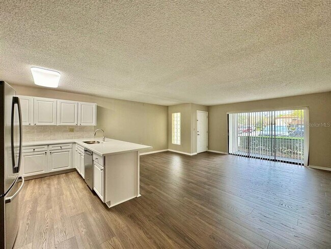 Building Photo - 3323 Crystal Ct E