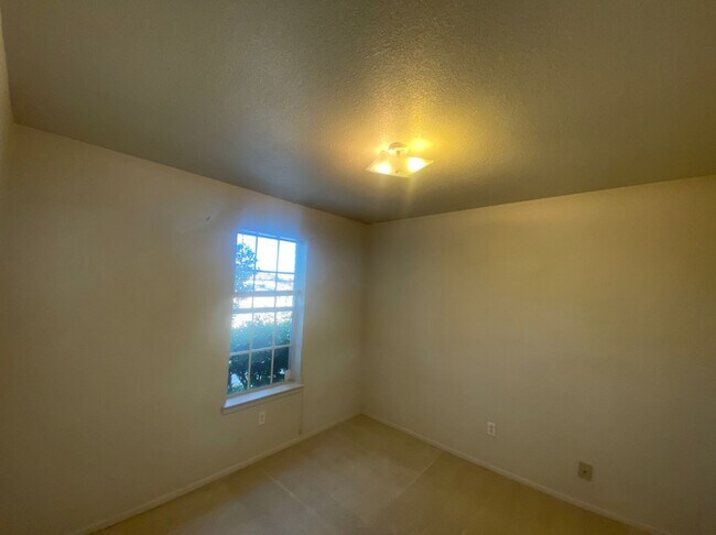 Building Photo - 3bd/2ba Single-Family Home on Amethyst Dr!