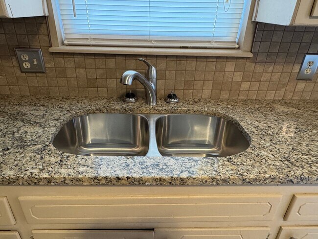 Building Photo - 3011 NE Cimarron Trail