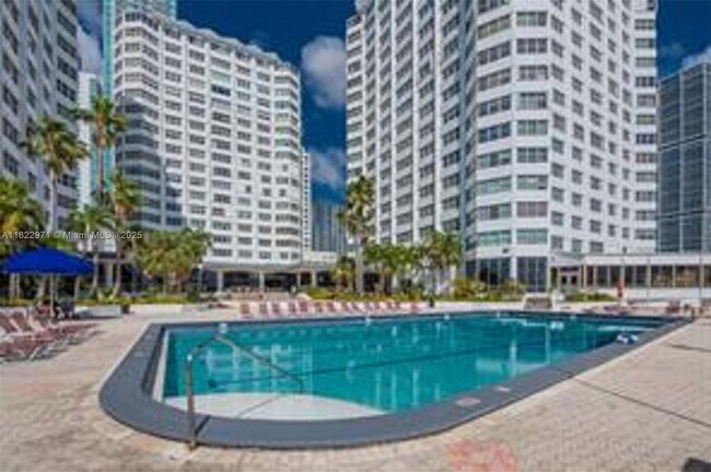 Building Photo - 905 Brickell Bay Dr