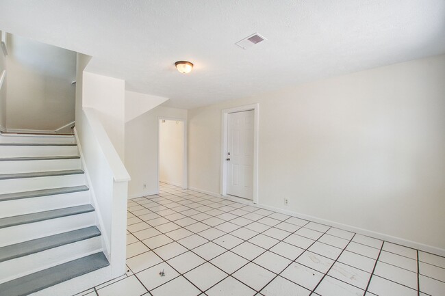 Building Photo - Now Leasing - Charming Renovated 3BR Home Near Downtown Columbia & Major Colleges