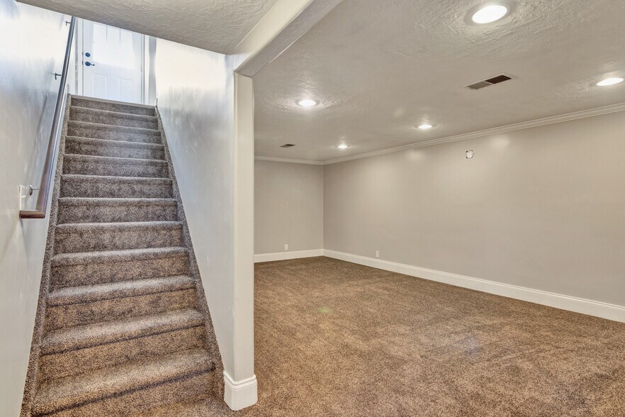 Building Photo - 436 E 6815 S