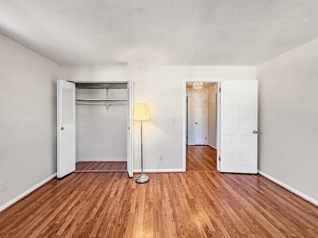 Building Photo - 6 Venice St