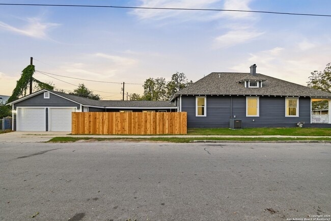 Building Photo - 207 Loretta Pl