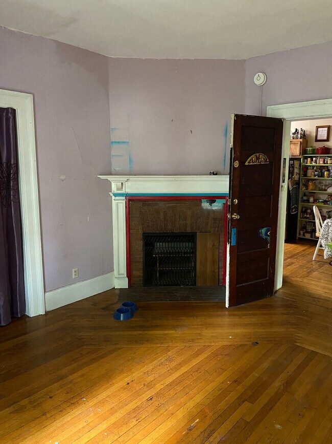 Building Photo - Available 6/1/26 Spacious 2nd/3rd Floor Du...