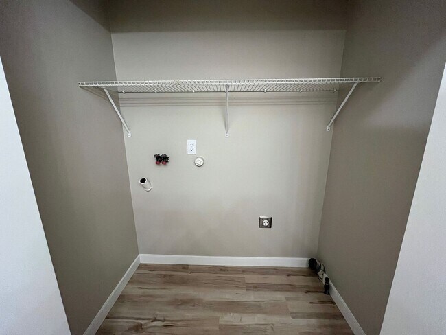 Building Photo - Spacious lower unit in refurbished duplex