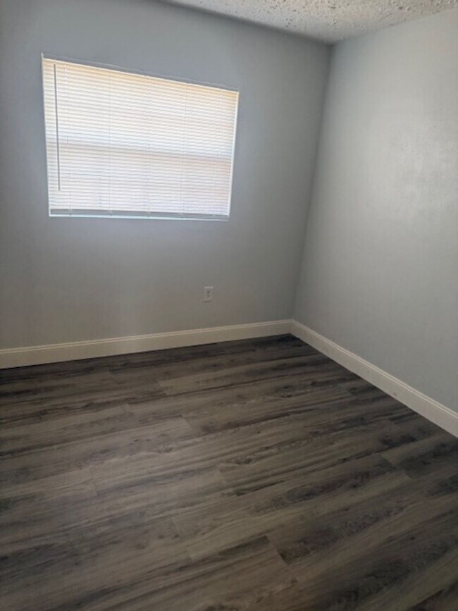 Building Photo - 527 A Ln