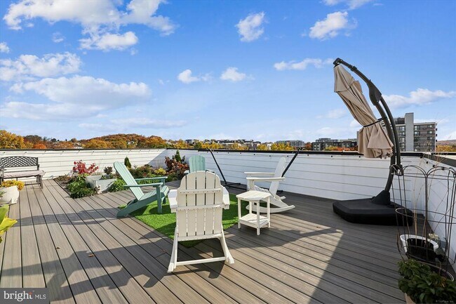 Building Photo - 1102 Staples St NE