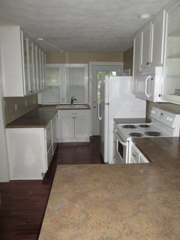 Building Photo - BCR Quaint One Bedroom Wood Floors Beautiful