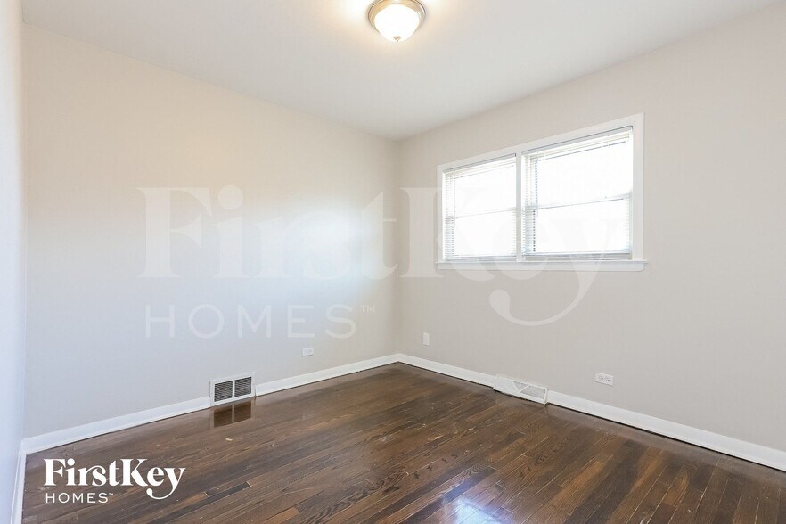 Building Photo - 504 E 163rd St