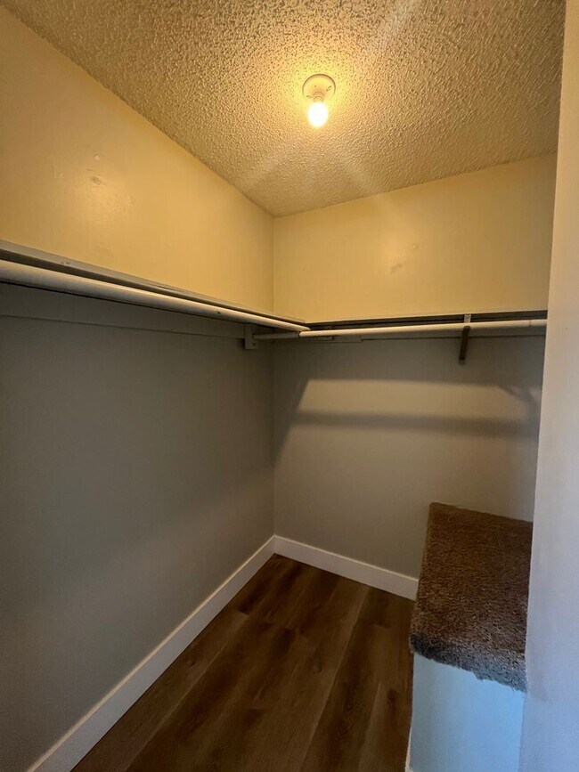 Building Photo - 2 br, 1 bath House - 902 E TIFFANY DR #3