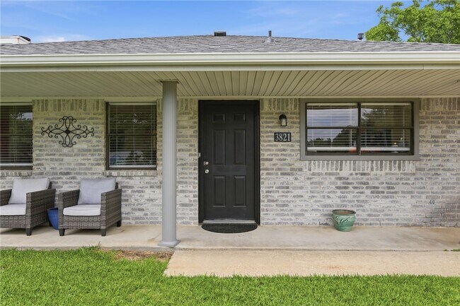 Building Photo - 3821 Brighton Dr