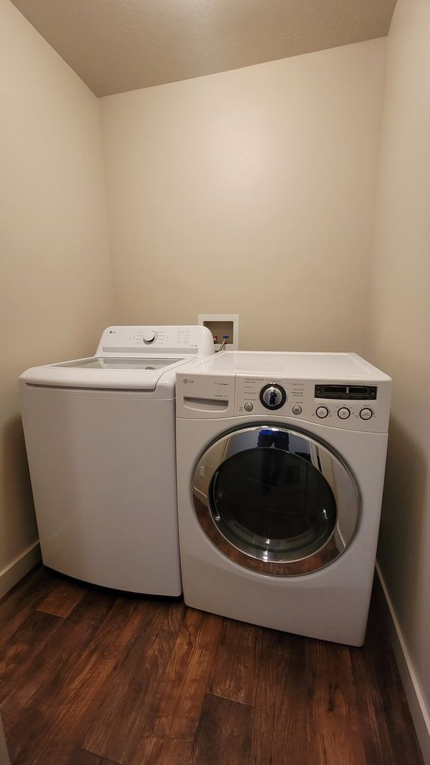 Building Photo - Single Male Bedroom in Like New - Edgewate...