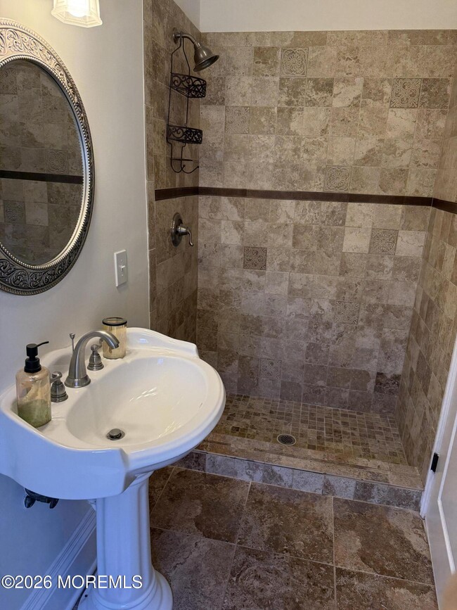 Building Photo - 25 Monmouth Rd