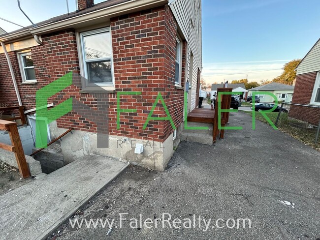 Building Photo - Charming Home with Loads of Character!