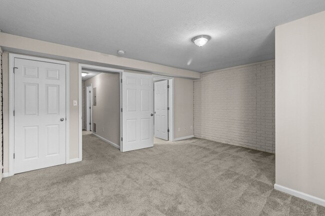 Building Photo - $1,650 FOR 6 MONTH LEASE!