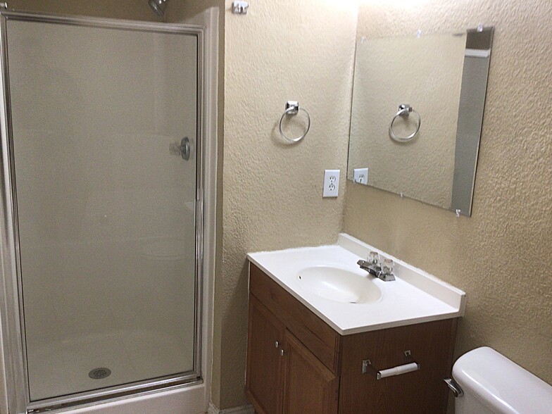 Building Photo - 702 Castlewick Ct