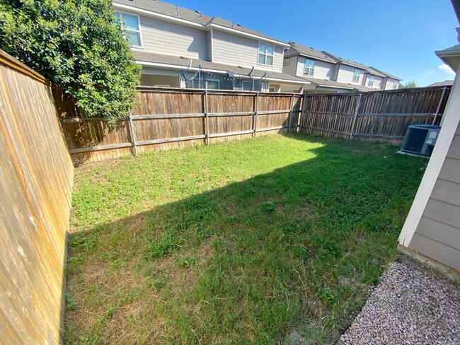 Building Photo - 3 Bed 2 Bath Townhome ~ Conveniently locat...