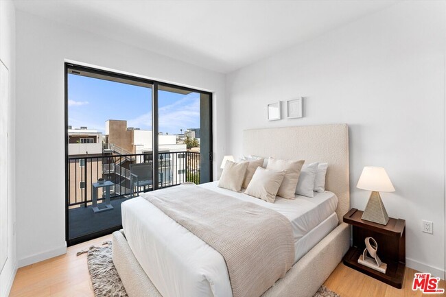 Building Photo - 904 S New Hampshire Ave