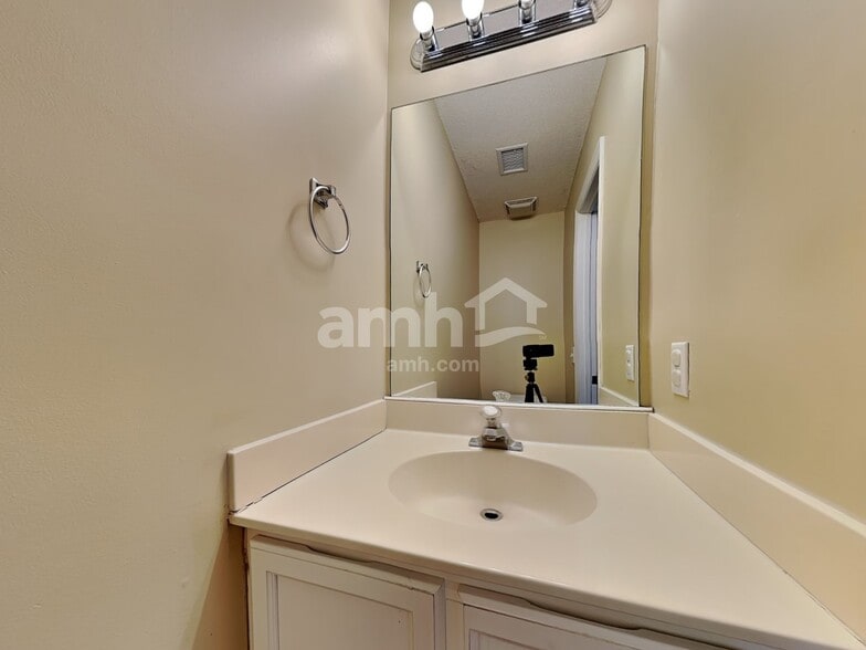 Building Photo - 34 Old Farm Rd