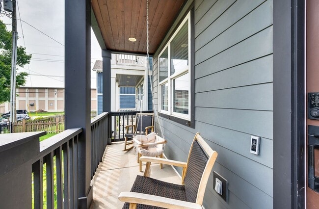 Building Photo - Stunning 3BE/3BA in one of Nashville's hot...