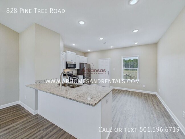 Building Photo - 828 Pine Tree Rd