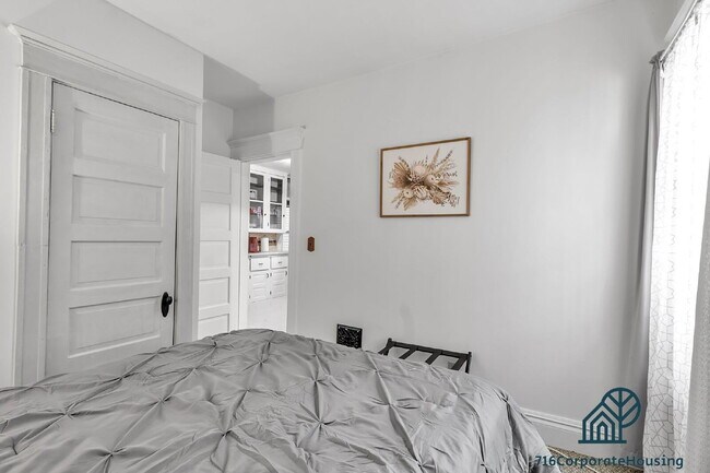 Building Photo - Furnished 3-Bedroom Lower Apartment on Bird Ave