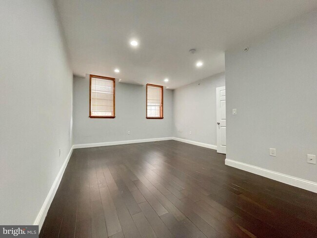 Building Photo - 136 S 11th St