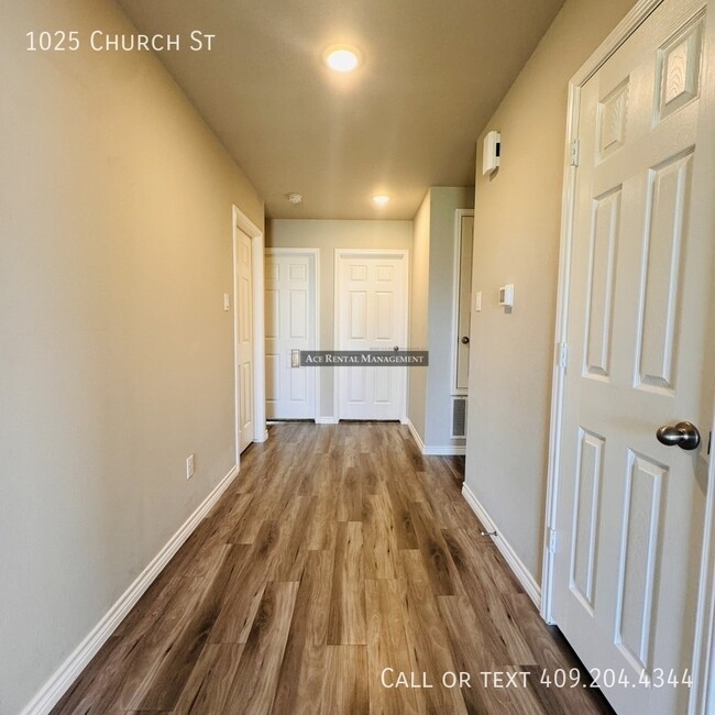 Building Photo - 1025 Church St