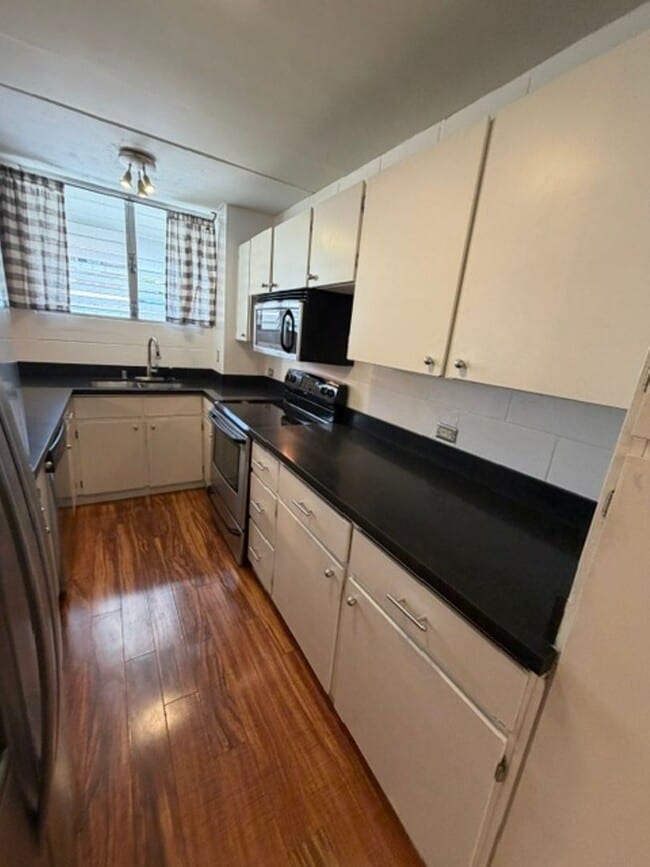 Building Photo - 1401 Lusitana St