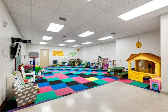 Building Photo - 1121 Crandon Blvd