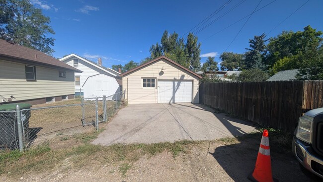 Building Photo - 2015 Bradley Ave