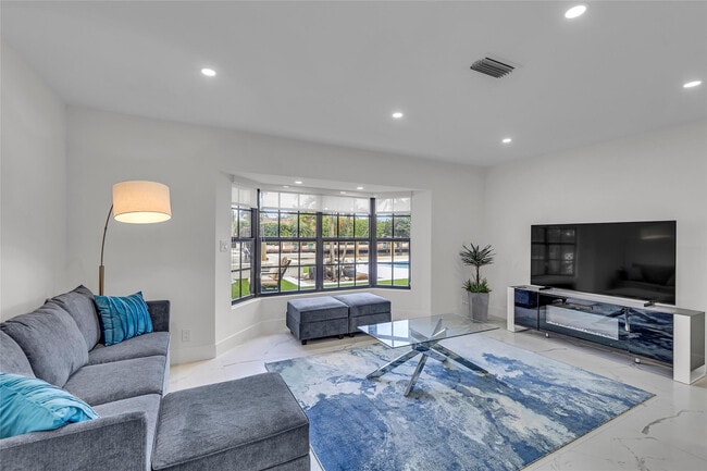 Building Photo - 616 3rd Key Dr