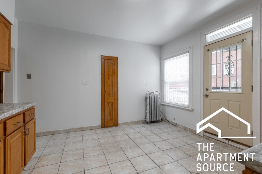 Building Photo - 4921 W Berteau Ave