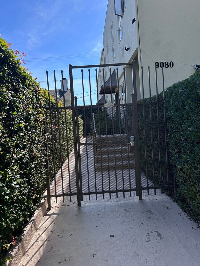 Building Photo - 9080 Shoreham Dr