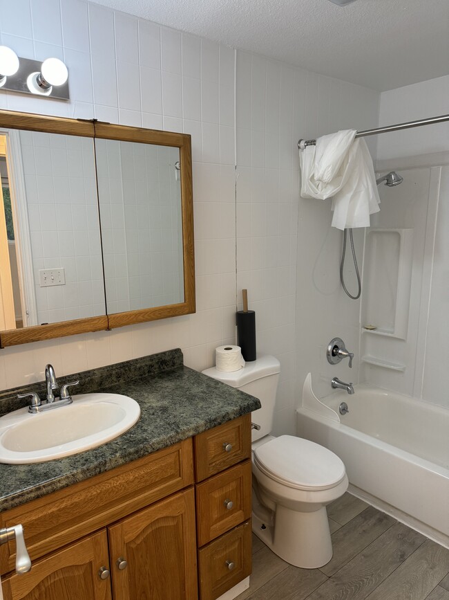 large bath - 94848 Ramblewood Ln