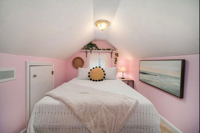 Building Photo - 452 Riverland Dr