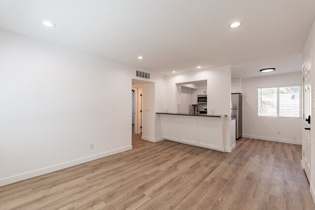 Building Photo - 804-870 10th St