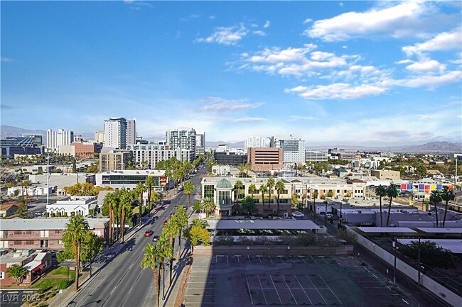 Building Photo - 900 S Las Vegas Blvd